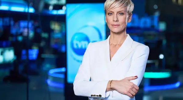 Gwiazda TVN w białej marynarce, z logo stacji w tle. Czy to początek jej kariery na Instagramie, bo przestała grać w filmach?