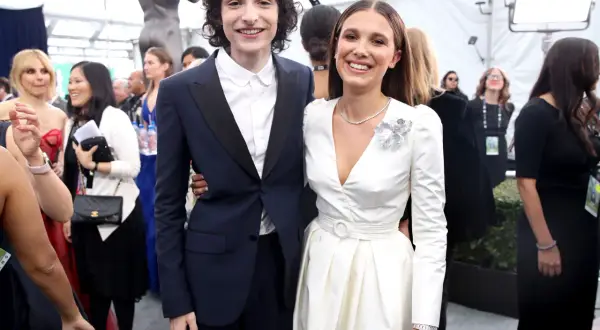 Finn Wolfhard i Millie Bobby Brown na gali. Czy Finn Wolfhard jest w związku? Para wygląda na szczęśliwą.
