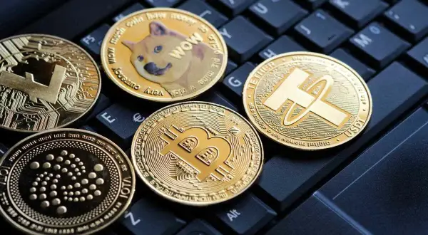 Złote monety kryptowalut: Bitcoin, Dogecoin, Litecoin, IOTA, Tether. Czy to przyszły majątek Phila Konicznego?
