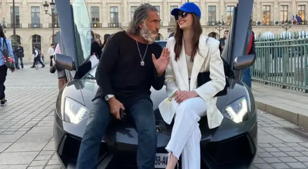 Mężczyzna i kobieta siedzą na masce Lamborghini. Ile lat ma Zeus z Monako? Tego nie wiemy, ale wygląda na doświadczonego.