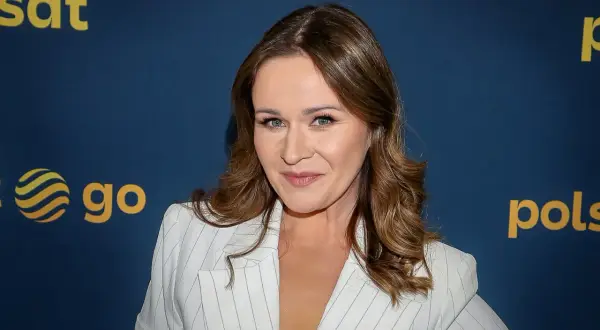 Ewa Błachnio w białej marynarce, uśmiechnięta. Czy Ewa Błachnio ma męża? Tego nie widać na zdjęciu.