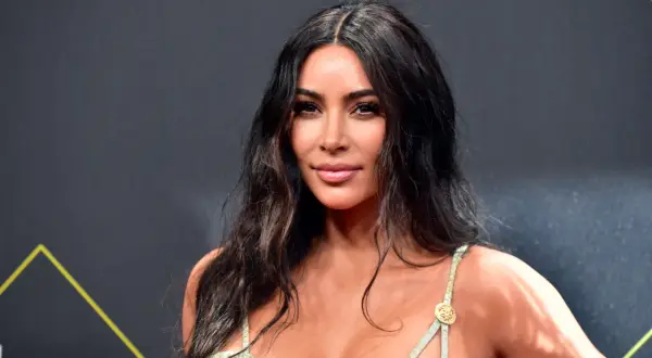 Kim Kardashian w zielonej sukience z wężowym wzorem. Wiele osób zastanawia się, ile lat ma Kim Kardashian.