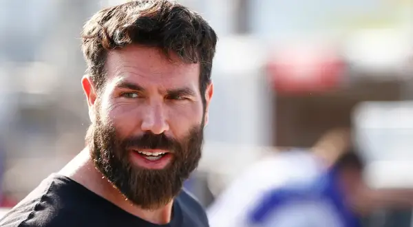 Kim naprawdę jest Dan Bilzerian: kontrowersyjny milioner z internetu