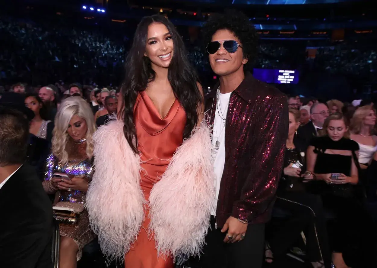 Bruno Mars z partnerką Jessicą Caban na gali. Czy Bruno Mars ma żonę i dzieci? Nie, jest w związku, ale nie ma ślubu ani dzieci.