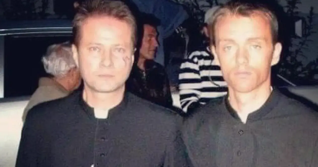 Dwóch mężczyzn w czarnych koszulach, jeden z blizną na policzku, wygląda jakby to oni byli tym, kto dubluje polskie gwiazdy w niebezpiecznych scenach kaskaderskich.