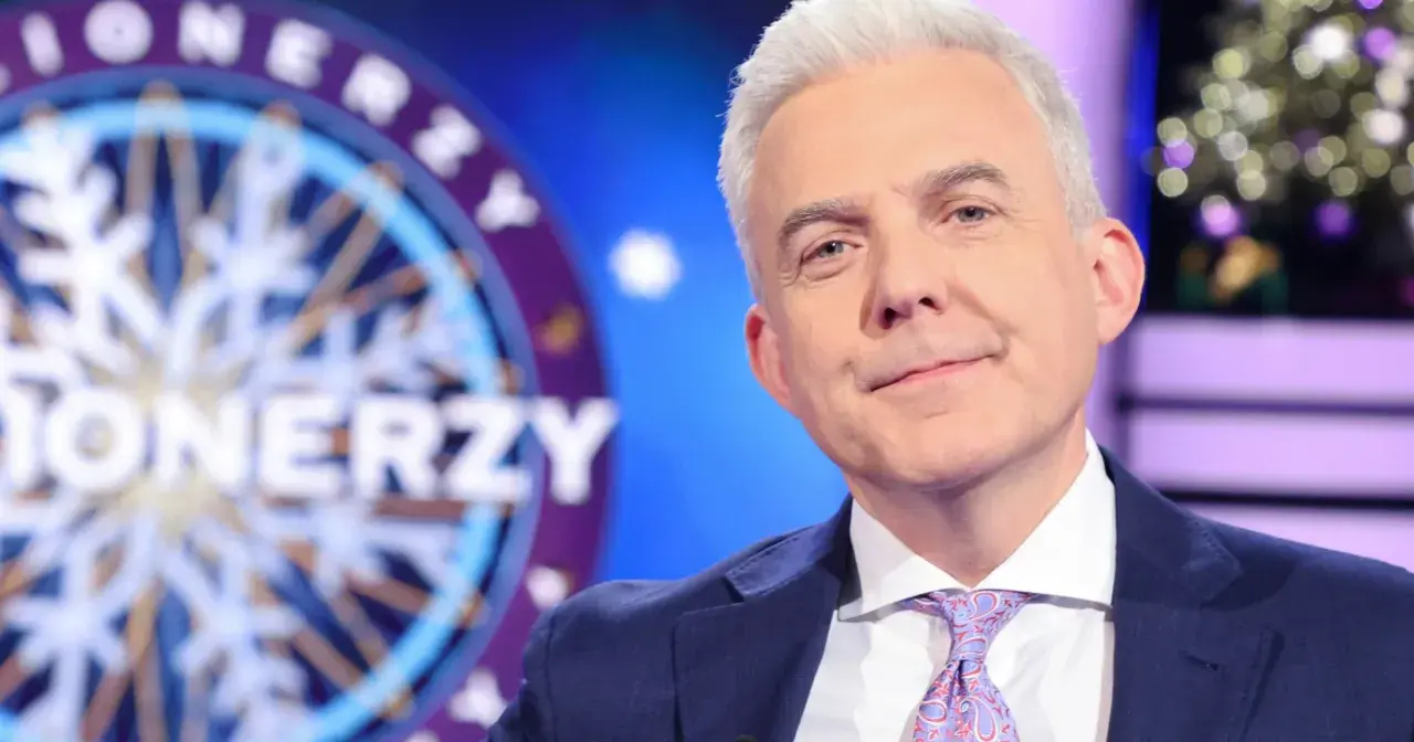 Hubert Urbański w garniturze i krawacie, na tle koła z napisem "Milionerzy". Czy to jego ostatnie chwile w programie i dlaczego znana dziennikarka przeszła do konkurencji bez pożegnania z widzami?