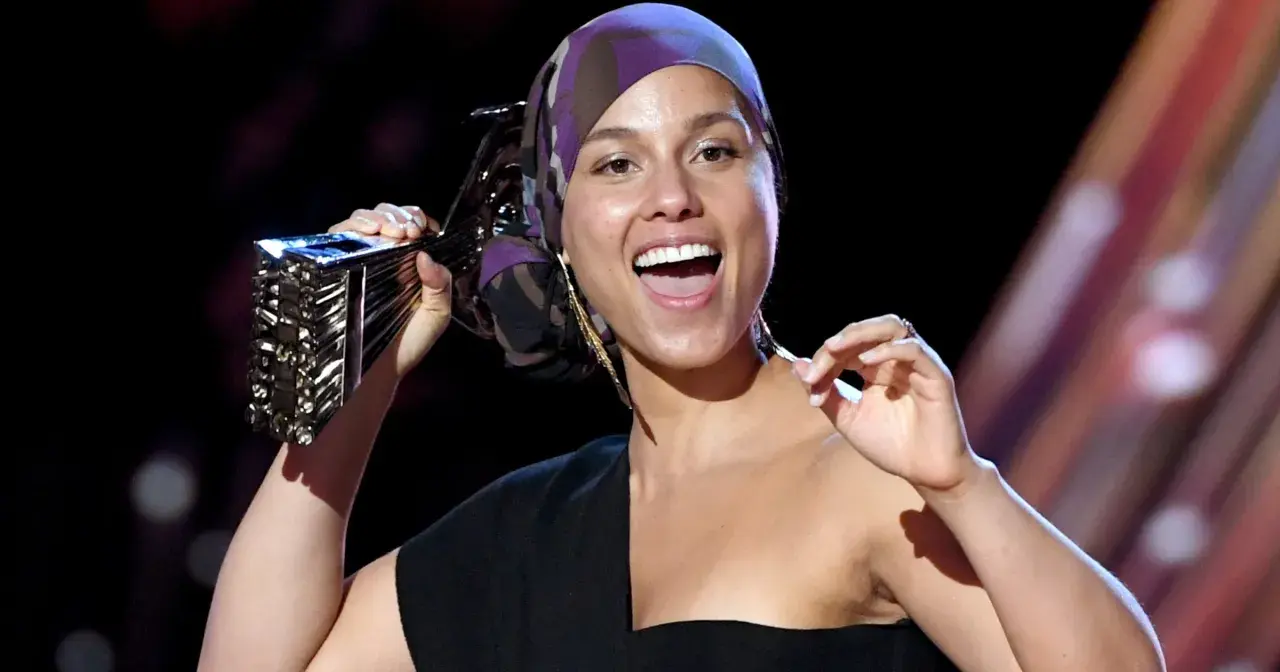 Alicia Keys z nagrodą, bez makijażu poza pracą. Jej naturalność to odpowiedź na pytanie, dlaczego popularna aktorka zrezygnowała z makijażu poza pracą.