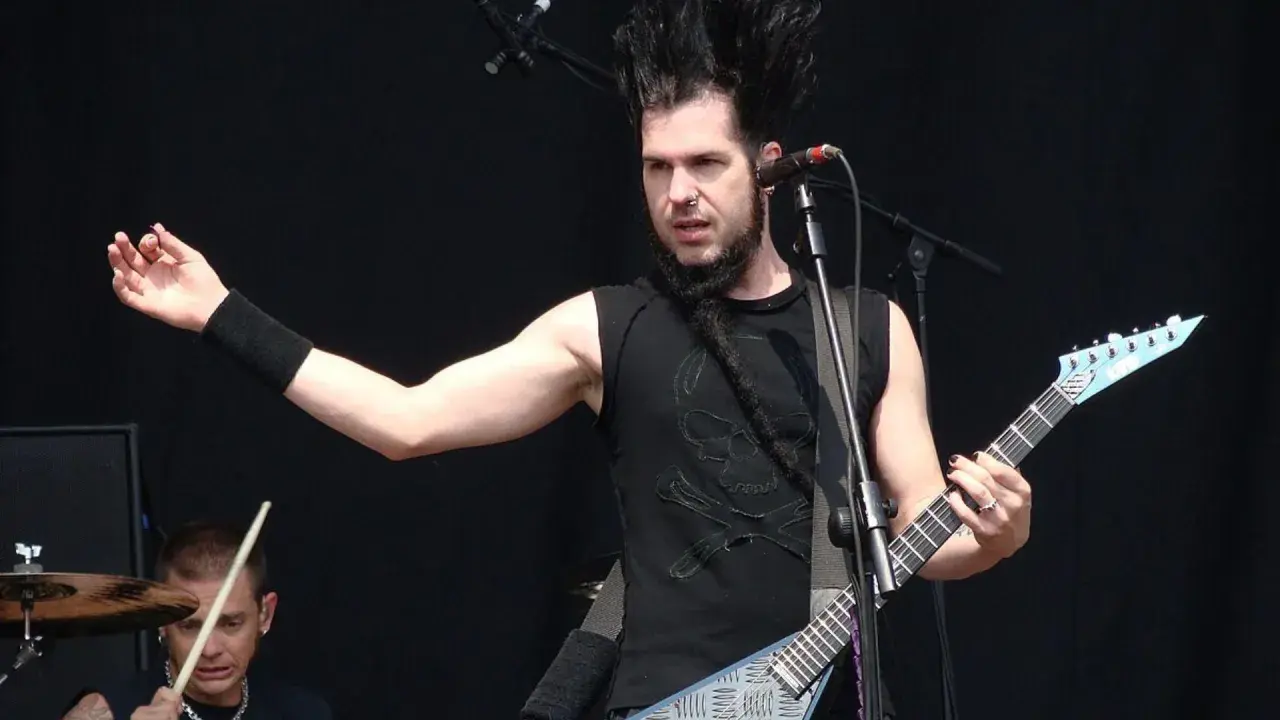 Wayne Static z zespołu Static-X, którego produkcja filmu o nim została wstrzymana przez rodzinę, gra na gitarze.
