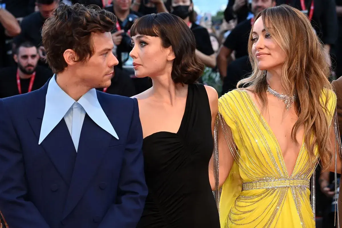 Harry Styles, Florence Pugh i Olivia Wilde na premierze "Don't Worry Darling". Fani zastanawiają się, dlaczego związek piosenkarki to ustawka PR-owa.