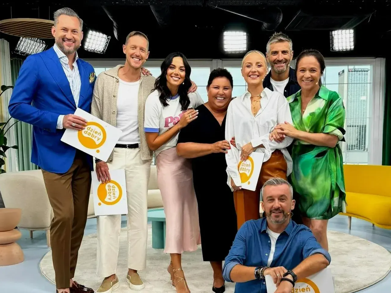 Grupa prowadzących "Dzień Dobry TVN" pozuje do zdjęcia. Czy to właśnie oni znają prawdziwe powody nagłego odejścia prowadzącego z programu śniadaniowego?
