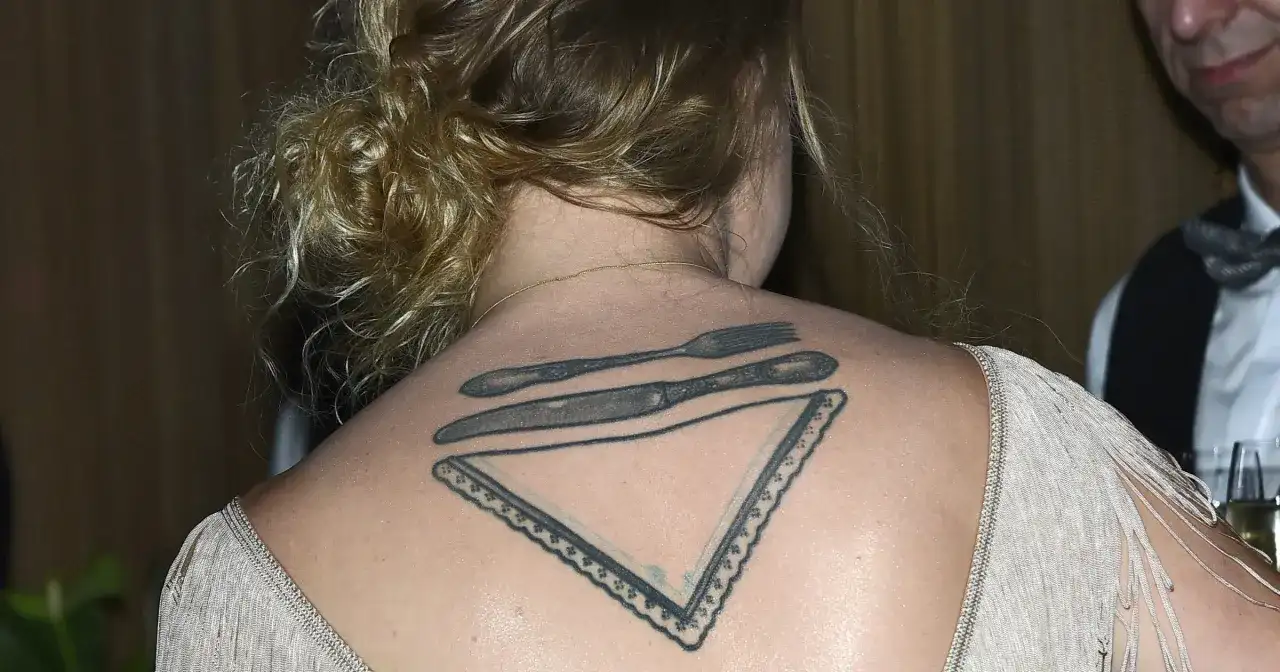 Kto ze świata rozrywki ma największą kolekcję tatuaży o których nie wie nikt? Może ta kobieta z wytatuowanym sztućcami i serwetką na plecach?