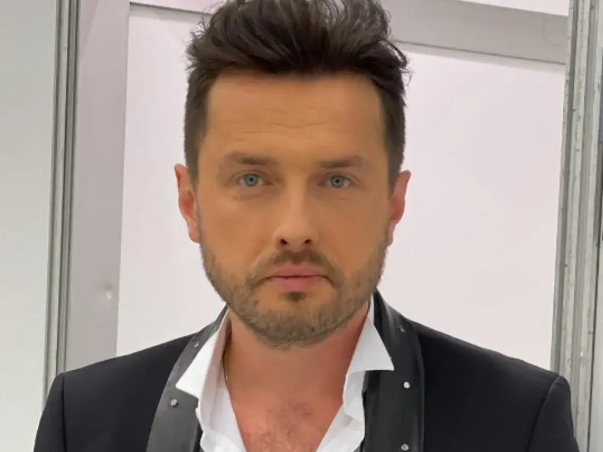 Piotr Cugowski, znany z zespołu Bracia, prezentuje się elegancko w czarnej marynarce. Ile lat ma Piotr Cugowski?