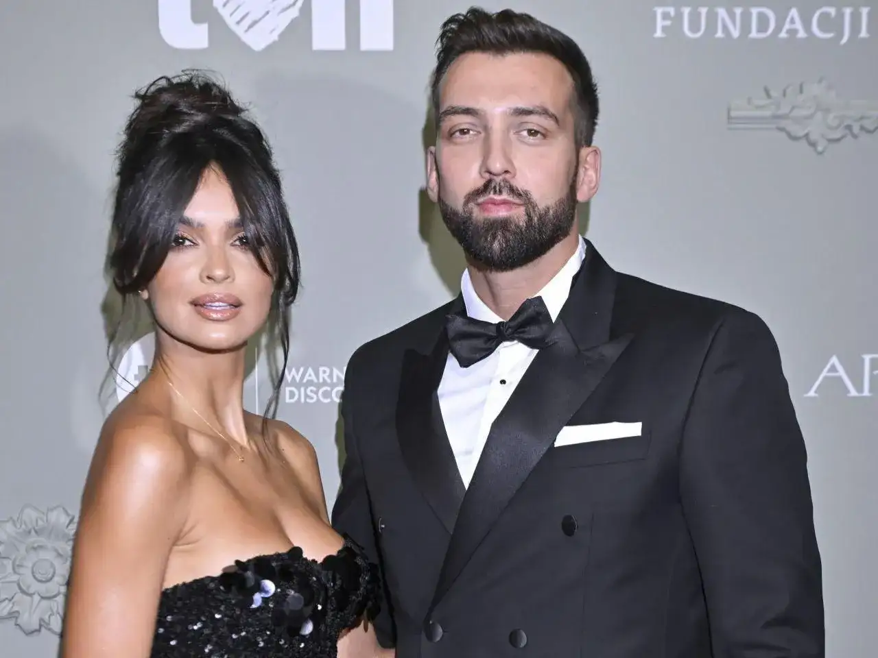Elegancka para na ściance. Ona w czarnej sukni, on w smokingu. Ciekawe, ile lat ma Jacek Leszczyński, że tak świetnie wygląda.