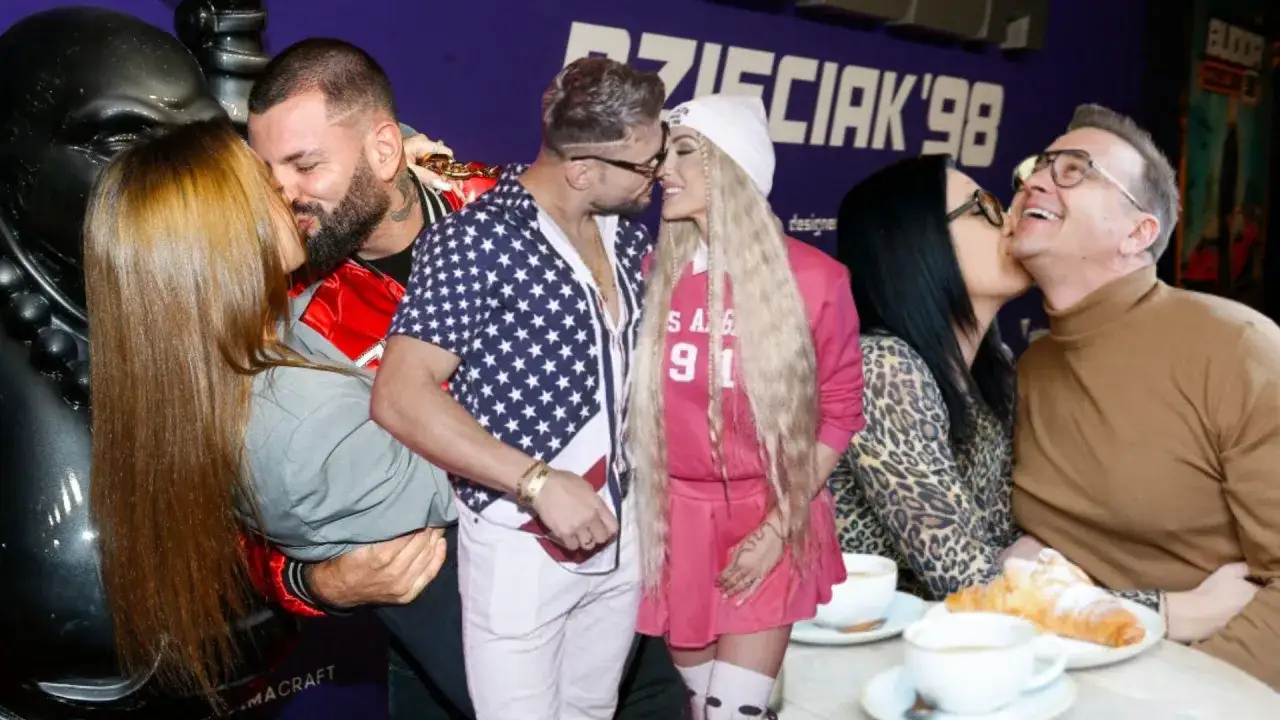 Trzy pary całują się, być może to odpowiedź na pytanie, dlaczego polskie gwiazdy ukrywają twarze partnerów w mediach.