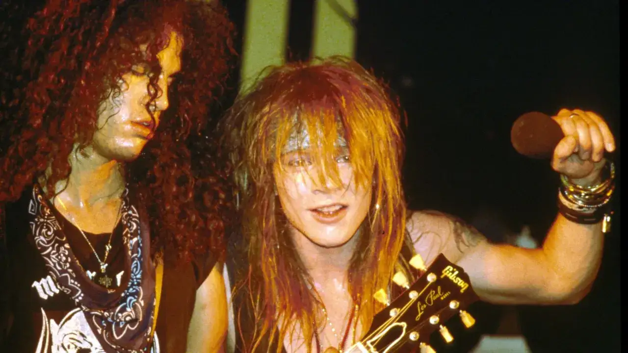 Axl Rose i Slash z Guns N' Roses. Czy to właśnie ten moment, gdy zespół zastanawiał się, dlaczego popularny zespół muzyczny nagle zawiesił działalność po trasie?