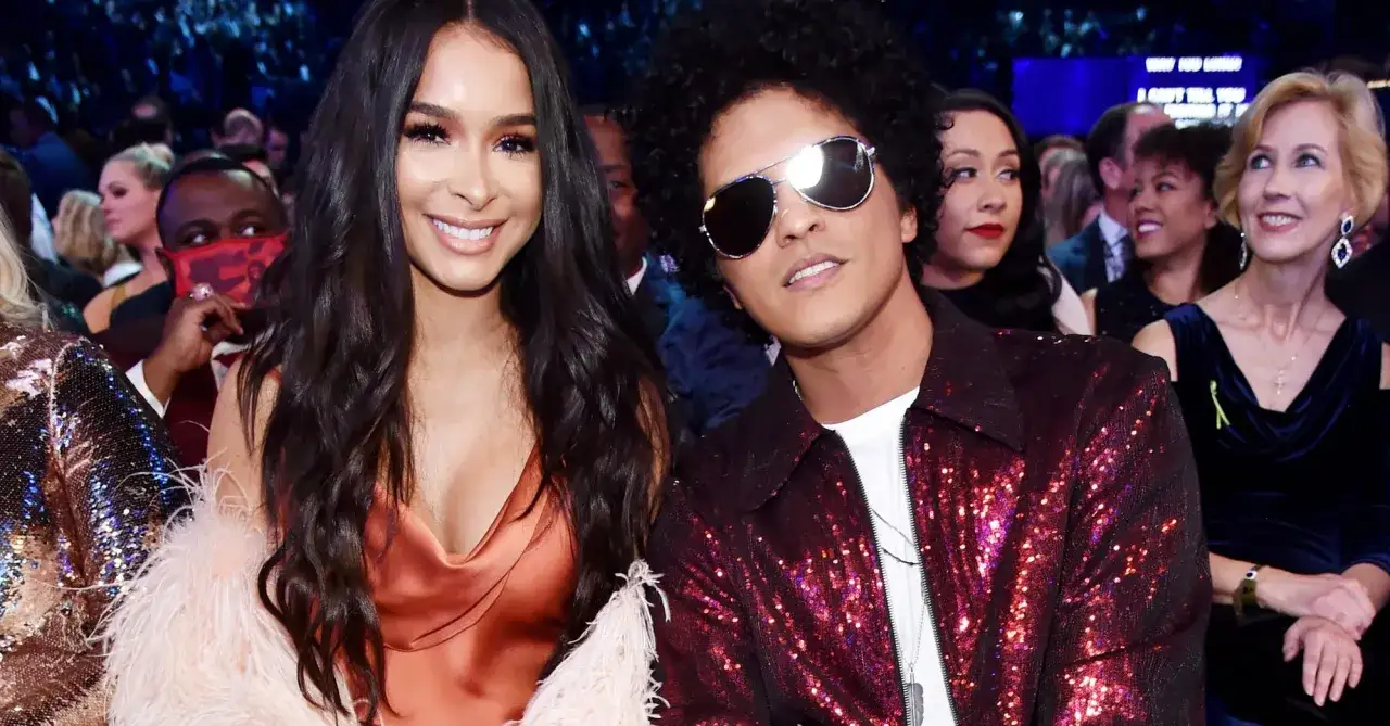 Bruno Mars z partnerką, Jessicą Caban, na gali. Czy Bruno Mars ma żonę i dzieci? Nie, jest w związku, ale nie ma ślubu ani dzieci.