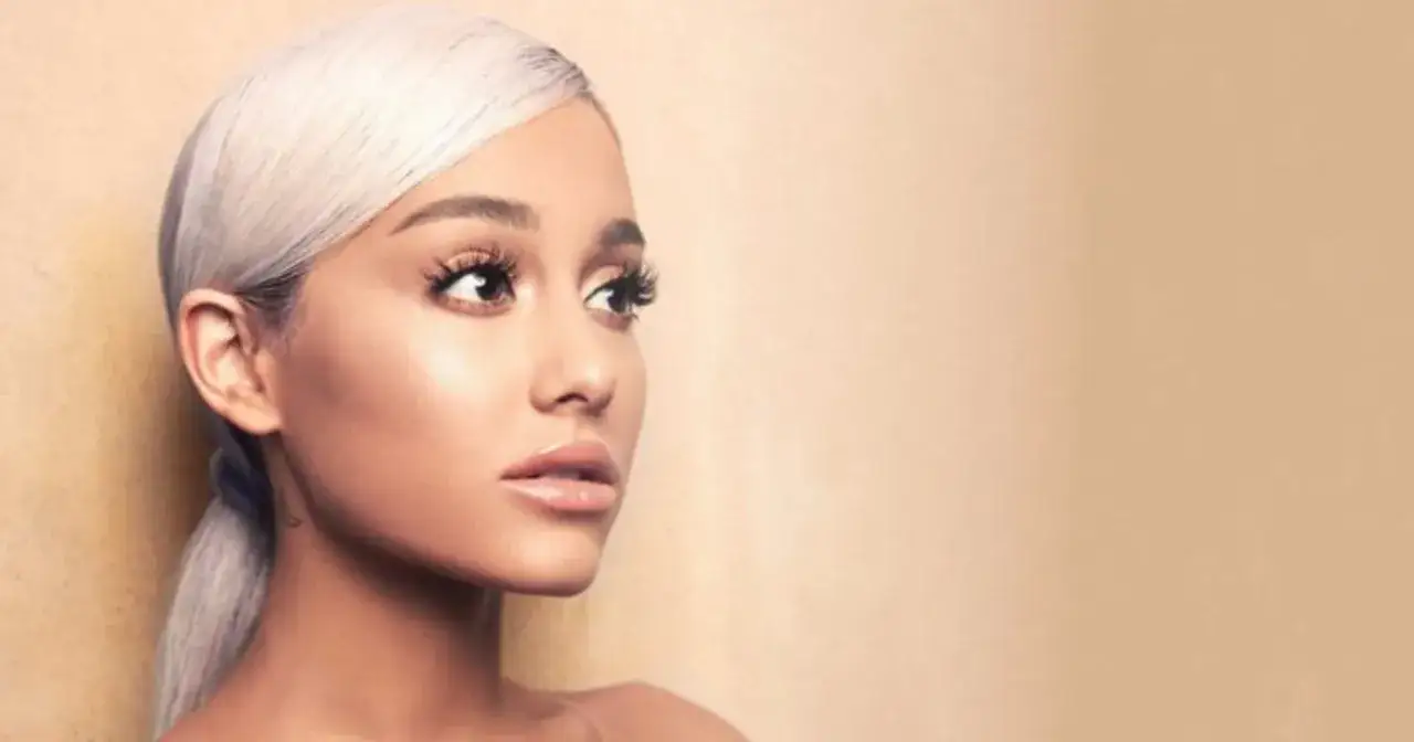 Ariana Grande z platynowymi włosami i makijażem. Zastanawiasz się, ile lat ma Ariana Grande?