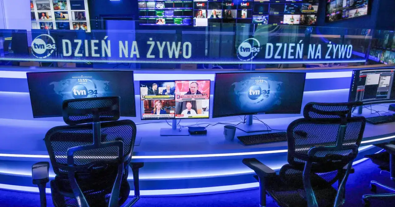 W studiu TVN24, gdzie wyświetlane są prawdziwe powody nagłego odejścia prowadzącego z programu śniadaniowego, widać monitory z wiadomościami i puste krzesła.