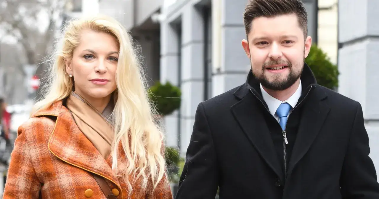 Para wielu fanów pisarza, pytanie czy Remigiusz Mróz ma żonę jest intrygujące. Na zdjęciu widać pisarza z kobietą.