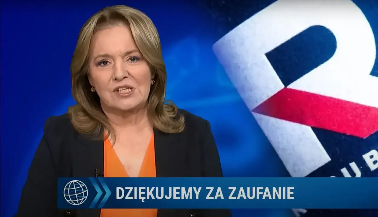 Kobieta w studiu telewizyjnym, z napisem 