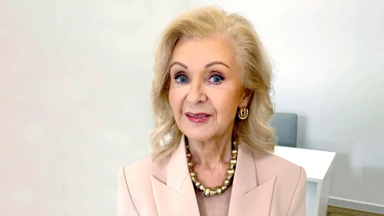 Elegancka Krystyna Holc w różowym żakiecie i złotej biżuterii. Ile lat ma Krystyna Holc? Wygląda kwitnąco!