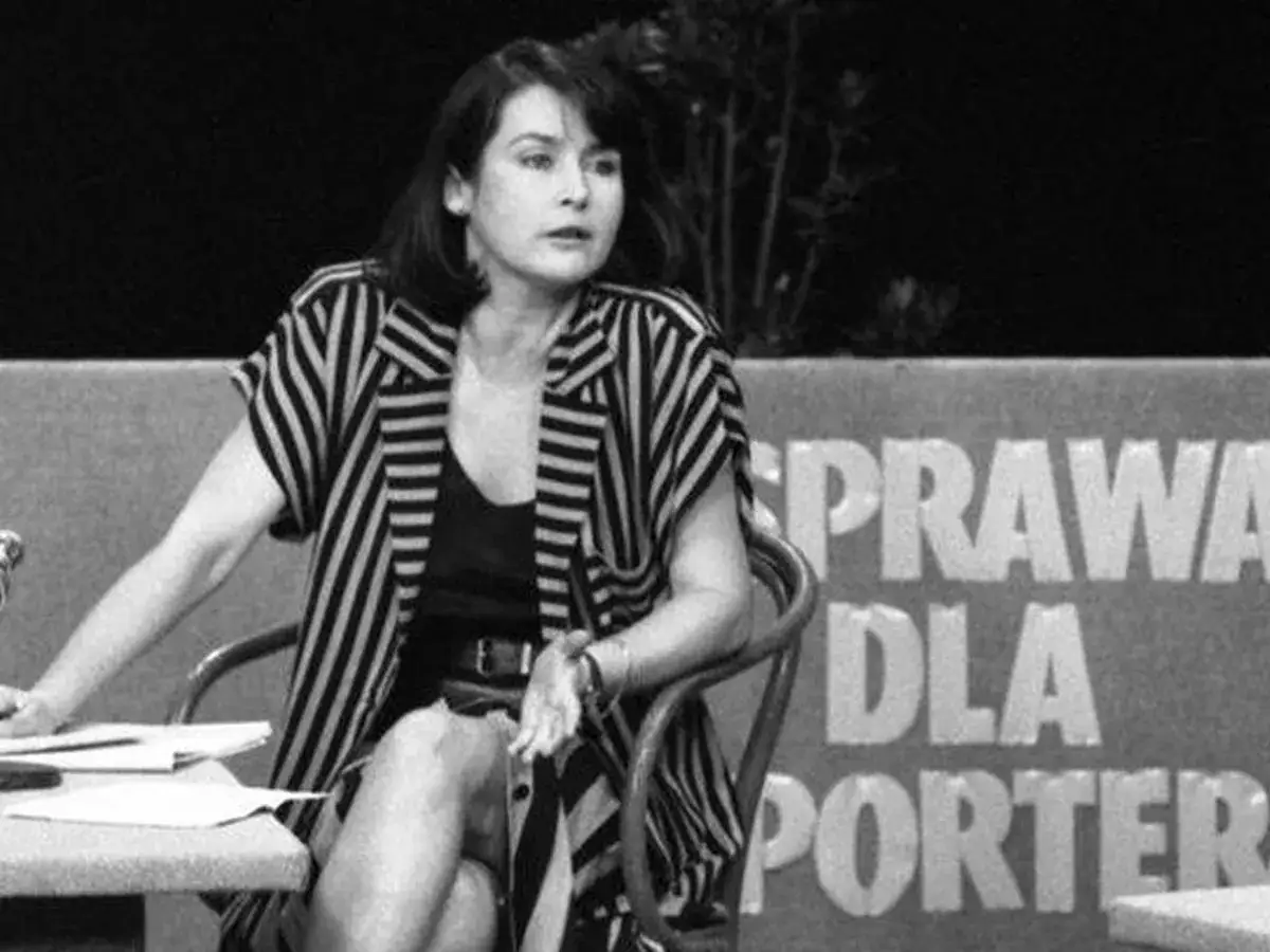 Elżbieta Jaworowicz w latach 80. w studiu telewizyjnym. W tle napis