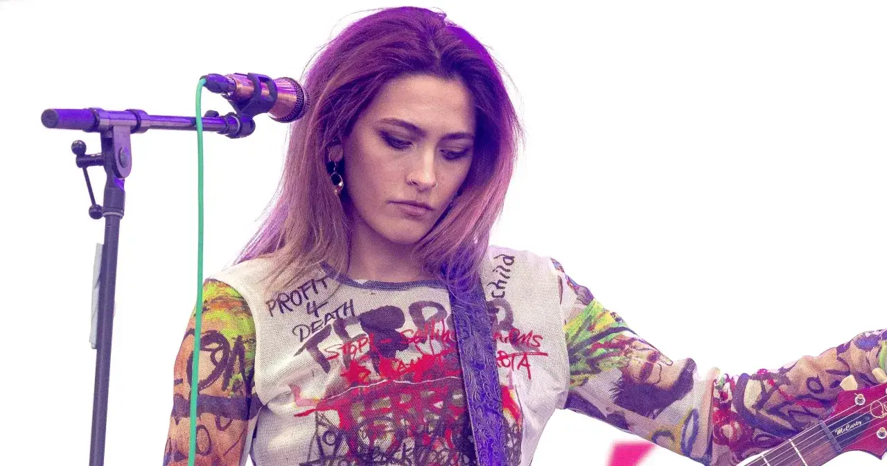 Paris Jackson, córka Michaela Jacksona, gra na gitarze. Jej stylizacje i wypowiedzi budzą kontrowersje, podobnie jak historia o tym, dlaczego produkcja filmu o znanym muzyku została wstrzymana przez rodzinę.