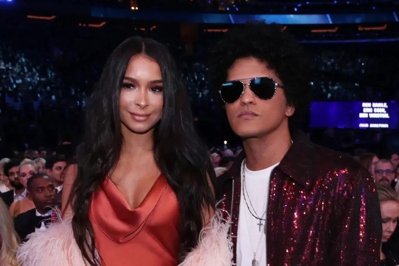 Bruno Mars z partnerką, Jessicą, na gali. Czy Bruno Mars ma żonę i dzieci? Choć nie są małżeństwem, mają dwójkę dzieci.