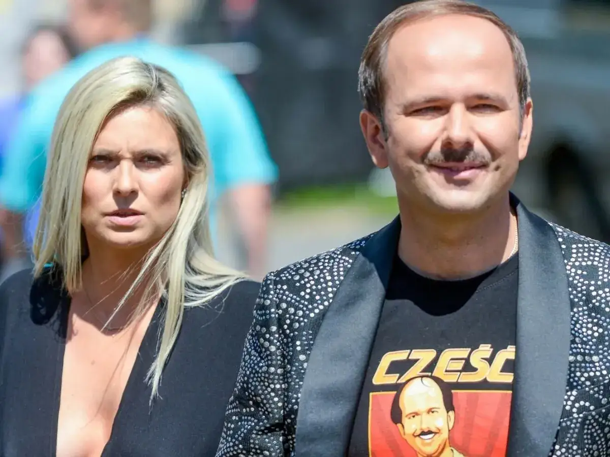 Sławomir z żoną. Zastanawiamy się, ile lat ma Sławomir, patrząc na jego uśmiechniętą twarz i stylową marynarkę.