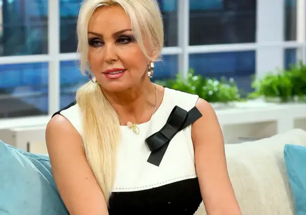 Justyna Łuszcz, żona Magika, w czarno-białej sukience z kokardą.