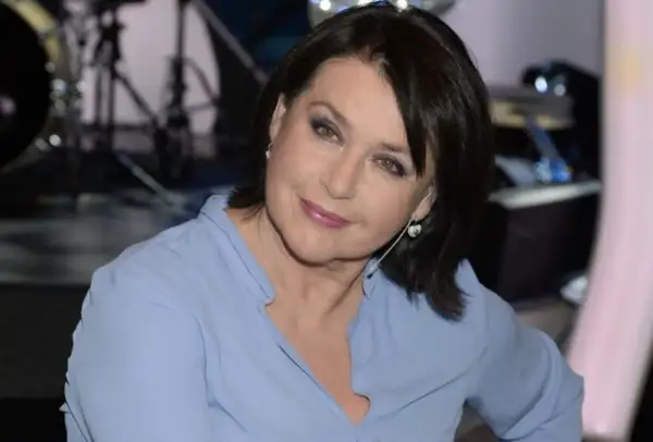 Elżbieta Jaworowicz, znana z programu "Na własne oczy", w błękitnej bluzce. Wiele osób zastanawia się, ile lat ma Elżbieta Jaworowicz.