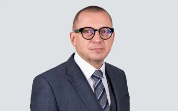 Jacek Olszewski: kim jest z zawodu? Poznaj jego karierę prawniczą