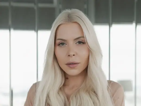 Blondynka z pieprzykiem na szyi. Ciekawe, ile lat ma Julia von Stein, patrząc na jej delikatną urodę.