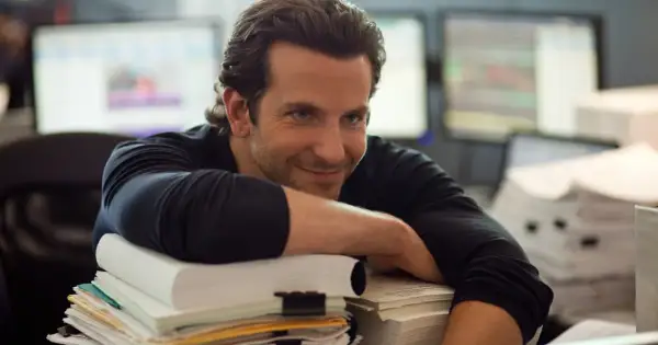 Bradley Cooper, zanim stał się sławny, pracował w biurze, otoczony stertami dokumentów.