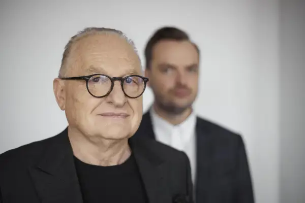 Starszy pan w okularach, Andrzej Dużyński, wiek świadczy o doświadczeniu. Obok niego młodszy mężczyzna w garniturze.