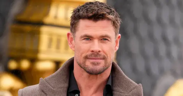 Chris Hemsworth w deszczu. Czy to on, kto z celebrytów przeszedł casting do Marvela, ale ostatecznie nie zagrał?