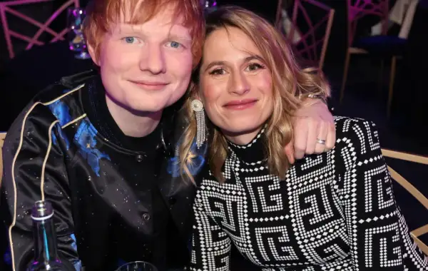 Ed Sheeran z żoną Cherry Seaborn, uśmiechnięci i blisko siebie. Widać obrączkę na jej palcu, co potwierdza, czy Ed Sheeran ma żonę.