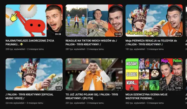 Mężczyzna w stroju indiańskim trzymający banana, obok niego twarz z bananem i słuchawkami.