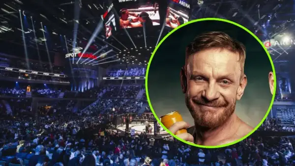 Tomasz Matysiak z puszką piwa na tle hali widowiskowej z widownią i ringiem.
