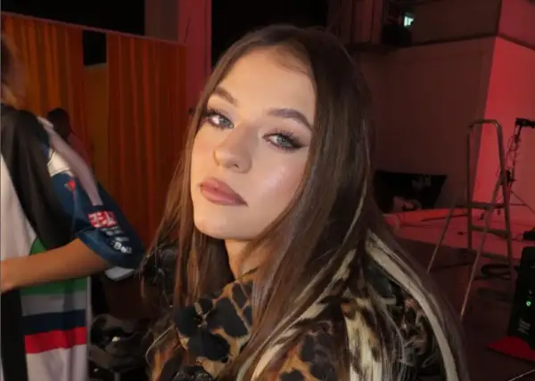 Młoda kobieta z długimi brązowymi włosami i makijażem, ubrana w panterkę. Czy to Bambi?
