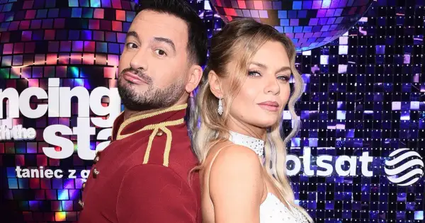 Stefano Terrazzino i jego życie prywatne w blasku fleszy. Tancerz i jego partnerka pozują na tle błyszczącej ścianki.