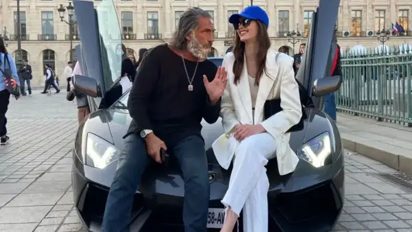 Mężczyzna i kobieta siedzą na masce Lamborghini. Ile lat ma Zeus z Monako? Tego nie wiemy, ale wygląda na doświadczonego.