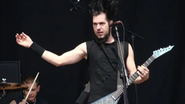 Wayne Static z zespołu Static-X, którego produkcja filmu o nim została wstrzymana przez rodzinę, gra na gitarze.