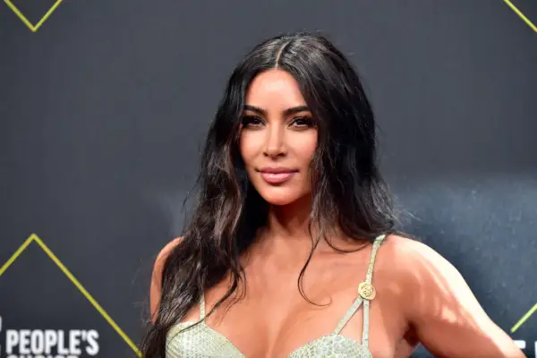 Kim Kardashian w zielonej sukience z wężowym wzorem. Wiele osób zastanawia się, ile lat ma Kim Kardashian.