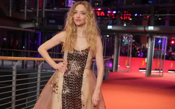 Amanda Seyfried na czerwonym dywanie, jakby zdradzała sekrety diety aktorek przed galą.