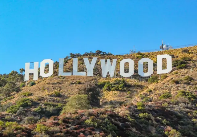 Znak Hollywood na wzgórzu. To symbol marzeń, które spełnili rodzice polskiego gwiazdora, rozpoczynając prawdziwą historię emigracji.