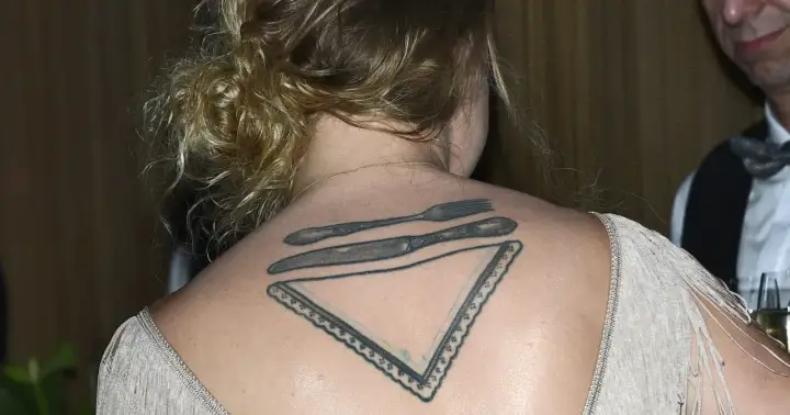 Kto ze świata rozrywki ma największą kolekcję tatuaży o których nie wie nikt? Może ta kobieta z wytatuowanym sztućcami i serwetką na plecach?