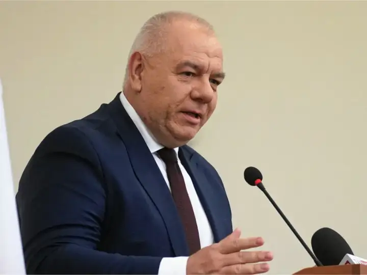 Mężczyzna w garniturze przemawia do mikrofonu. Czy Sasin ma żonę? To pytanie nurtuje wielu, ale zdjęcie nie daje odpowiedzi.