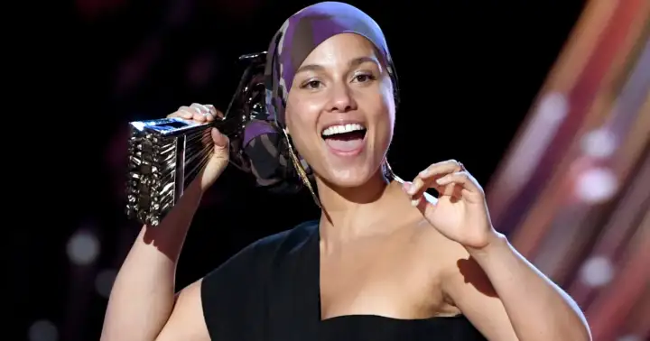 Alicia Keys z nagrodą, bez makijażu poza pracą. Jej naturalność to odpowiedź na pytanie, dlaczego popularna aktorka zrezygnowała z makijażu poza pracą.